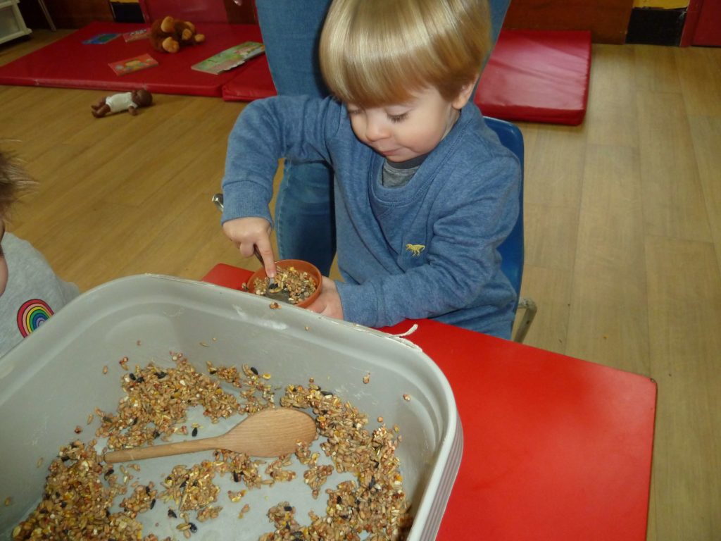 Funtot – Making bird feeders